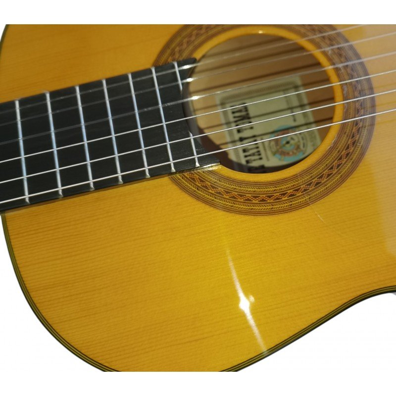 C320.301F Guitarra Flamenca Acabado Ambar con golpeador instalado - Imagen 3